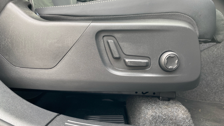 Volvo XC40 2.0 B3P Plus Black Edition 5dr Auto Petrol Estate